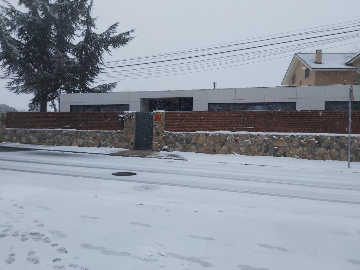Acero Y Piedra Con Jardín Privado *