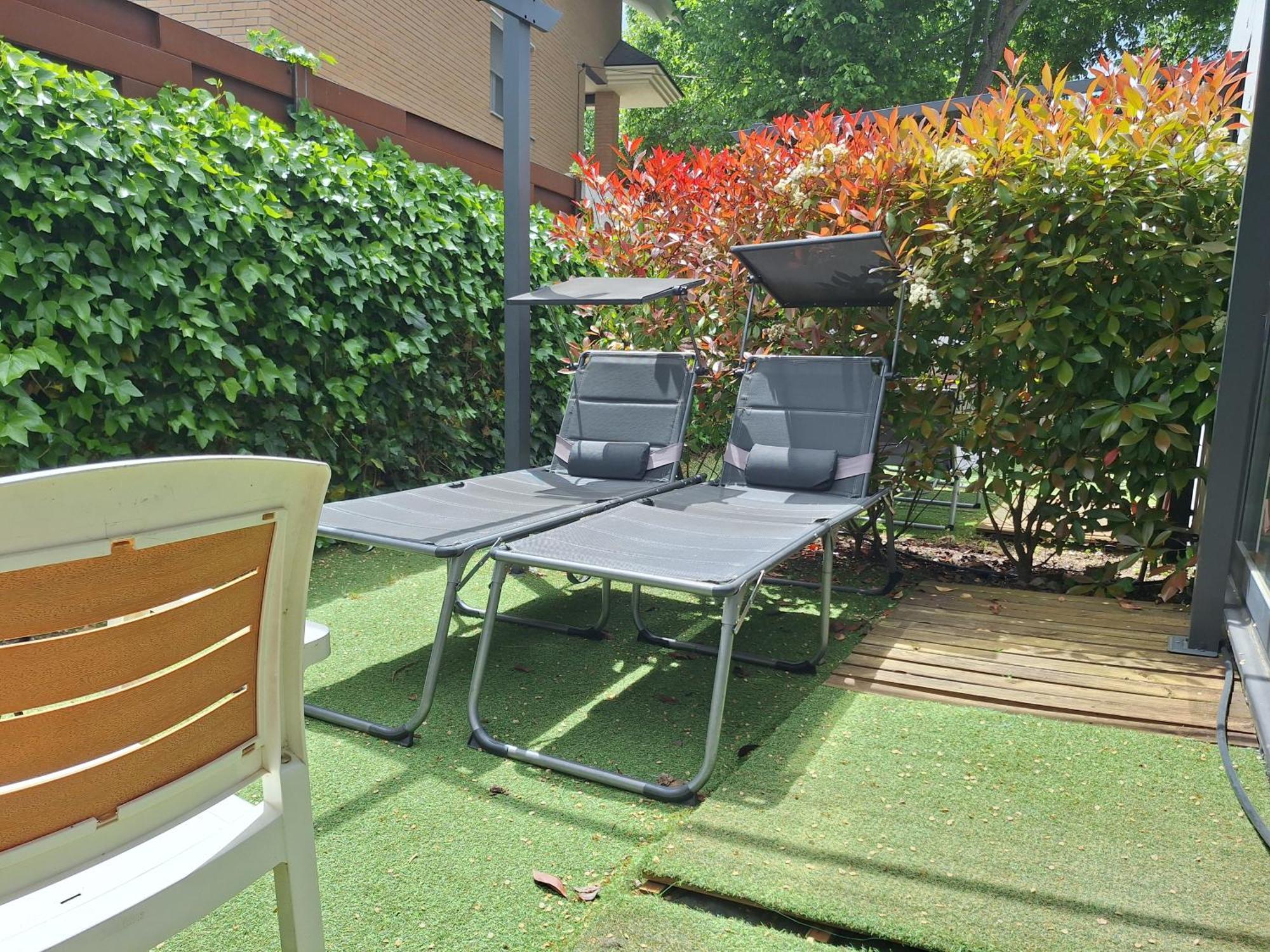 Acero Y Piedra Con Jardín Privado