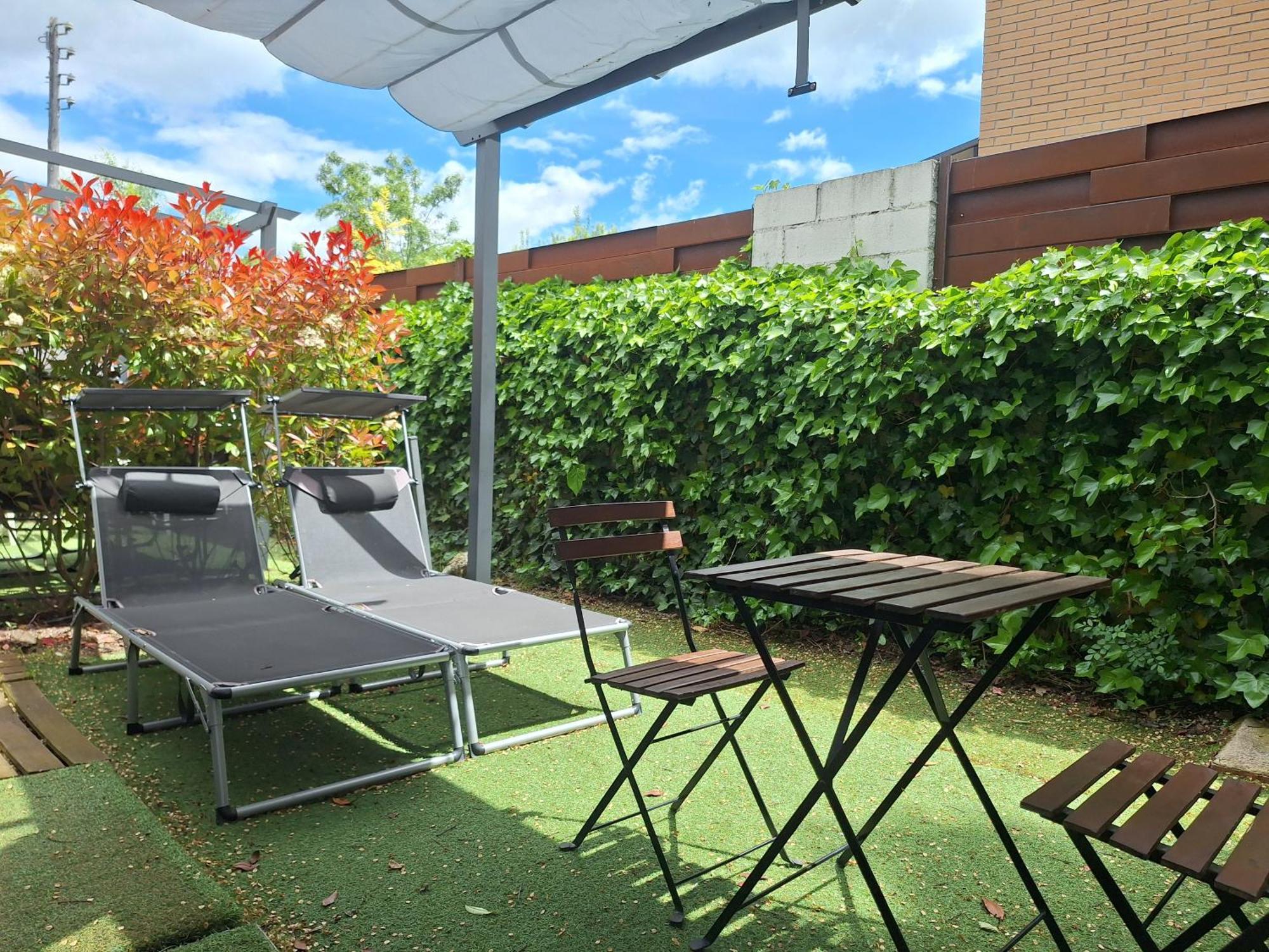 Acero Y Piedra Con Jardín Privado Apartamento