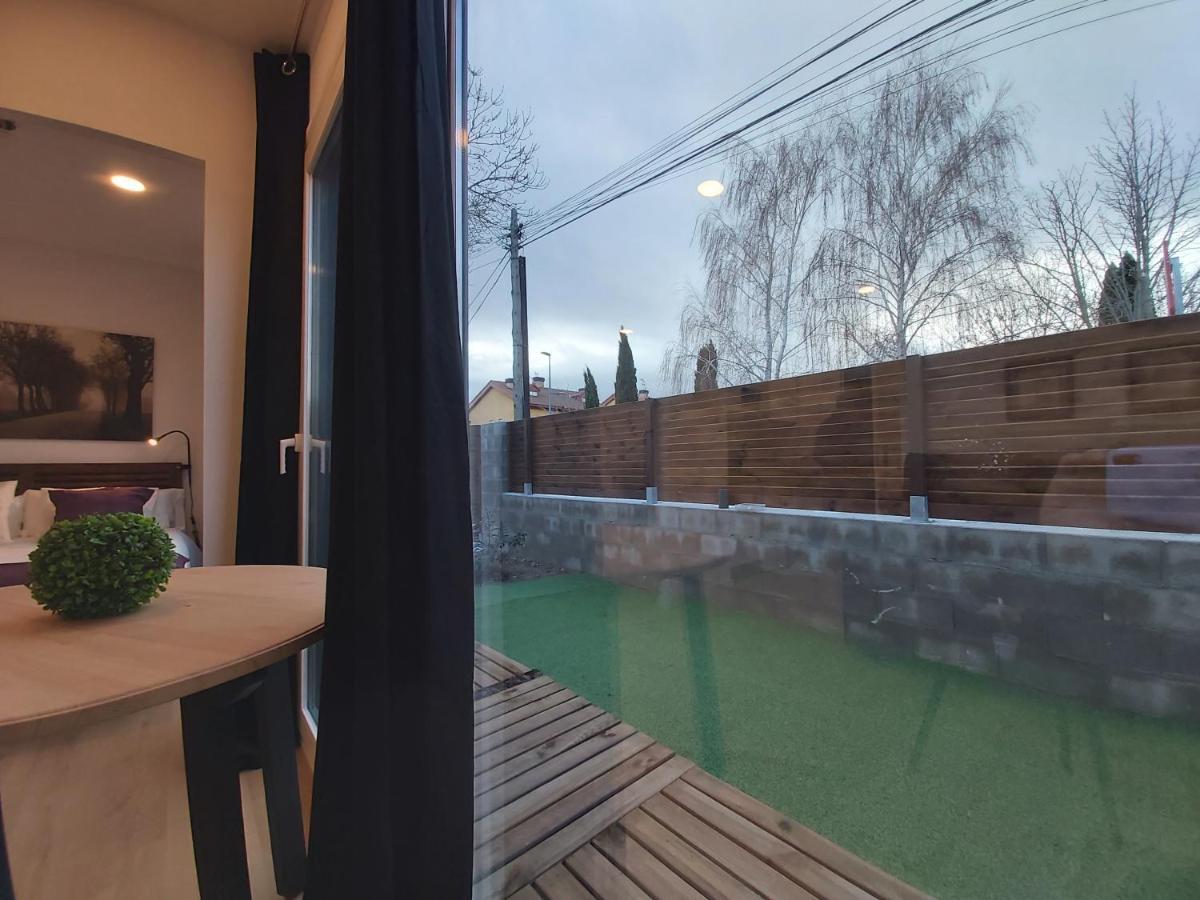 Acero Y Piedra Con Jardín Privado